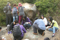 CUSCS alumni and their friends clean the rocks along the Cheung Chau coast